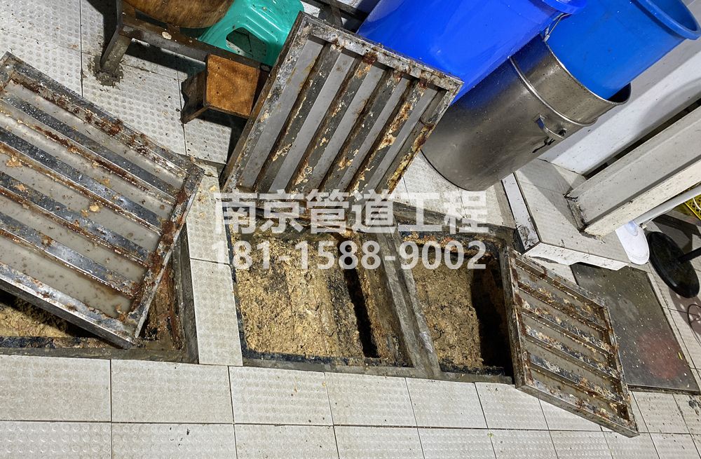 278马鞍城管中队食堂隔油池清理